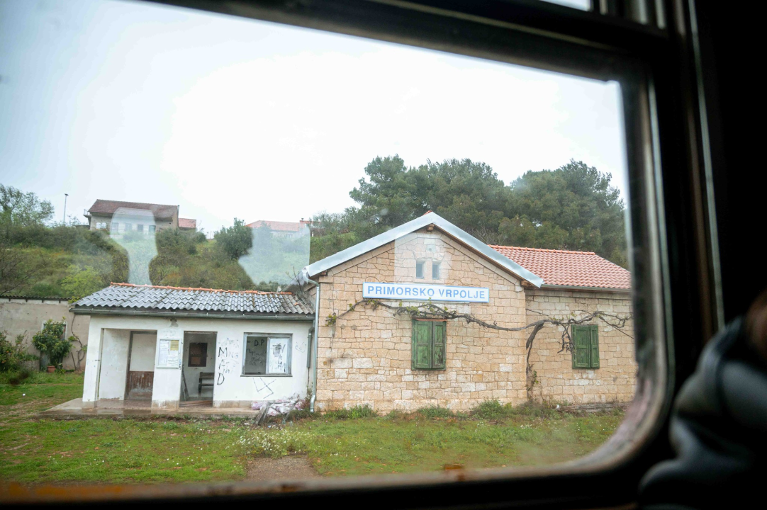 Vlakom od Šibenika do Perkovića: 'Koliko para toliko i muzike, al i dalje nam je draži od busa'