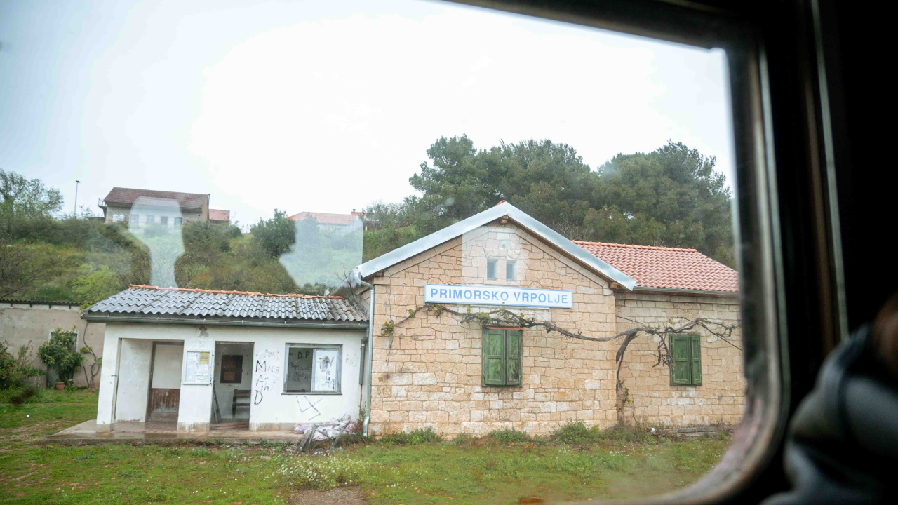 Vlakom od Šibenika do Perkovića: 'Koliko para toliko i muzike, al i dalje nam je draži od busa'