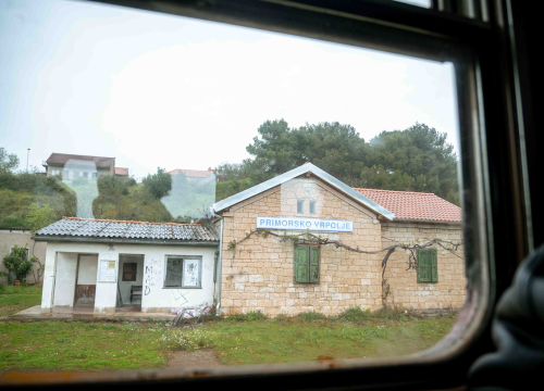 Fotografija 1 - Vlakom od Šibenika do Perkovića: 'Koliko para toliko i muzike, al i dalje nam je draži od busa'