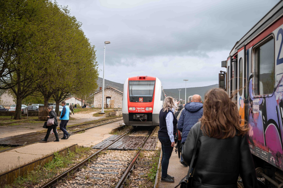 Vlakom od Šibenika do Perkovića: 'Koliko para toliko i muzike, al i dalje nam je draži od busa'