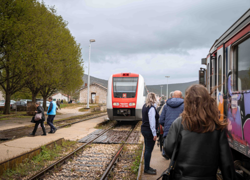 Fotografija 3 - Vlakom od Šibenika do Perkovića: 'Koliko para toliko i muzike, al i dalje nam je draži od busa'