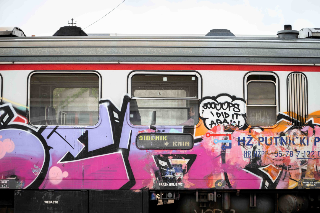 Vlakom od Šibenika do Perkovića: 'Koliko para toliko i muzike, al i dalje nam je draži od busa'