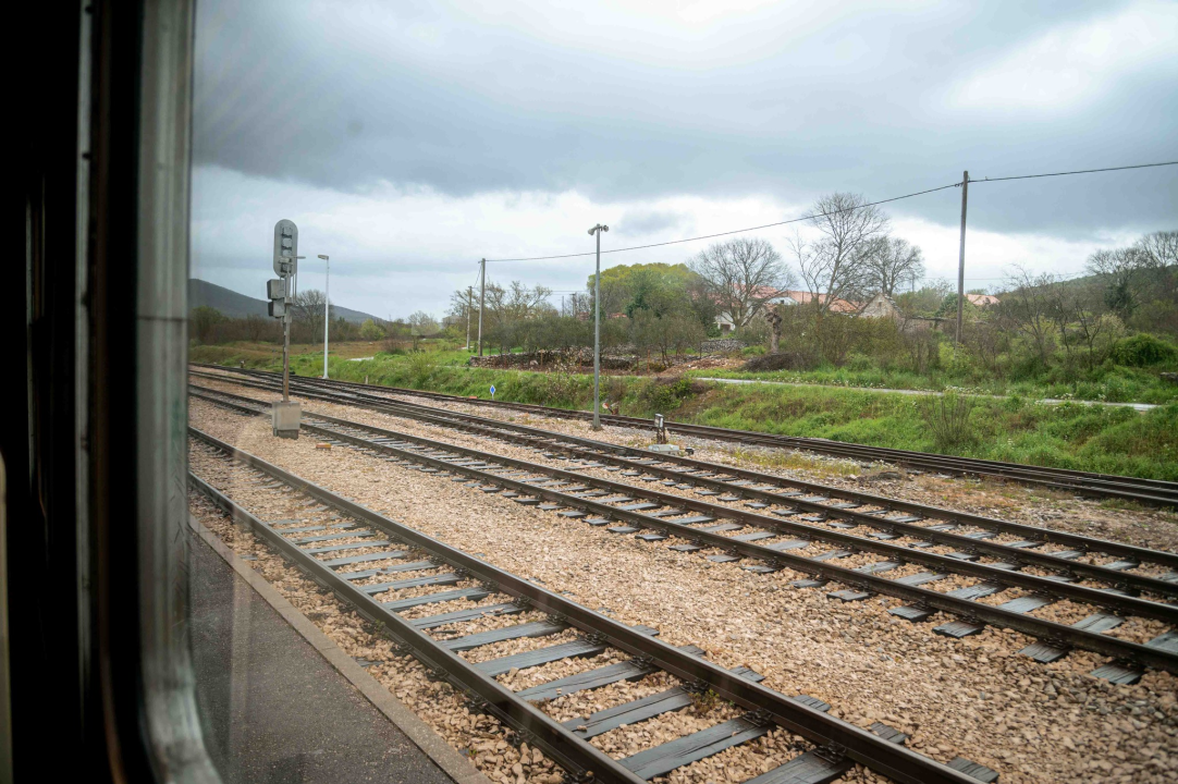 Vlakom od Šibenika do Perkovića: 'Koliko para toliko i muzike, al i dalje nam je draži od busa'