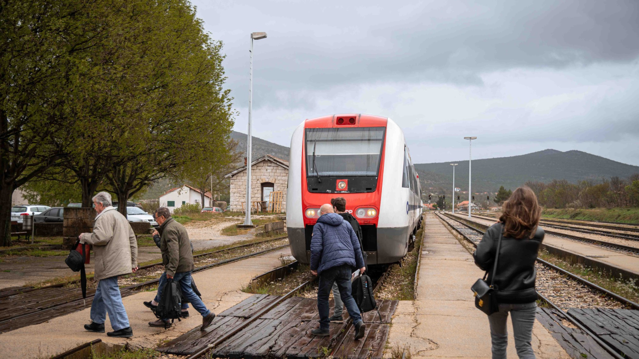 Vlakom od Šibenika do Perkovića: 'Koliko para toliko i muzike, al i dalje nam je draži od busa'