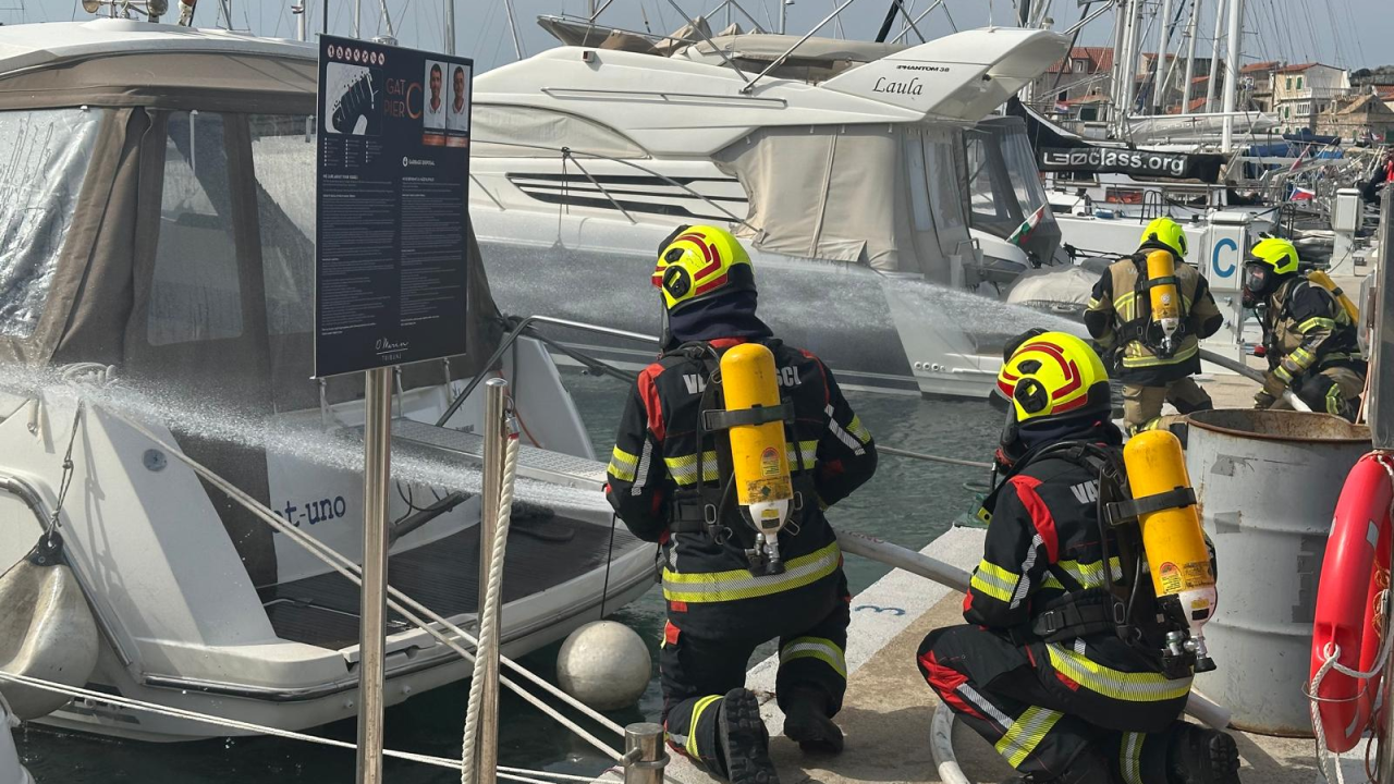 Vatrogasci u Marini Tribunj zajedničkim snagama profesionalno ugasili požar