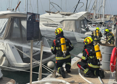 Vatrogasci u Marini Tribunj zajedničkim snagama profesionalno ugasili požar