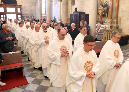 Fotografija 13 - Održana misa posvete ulja u katedrali sv. Jakova