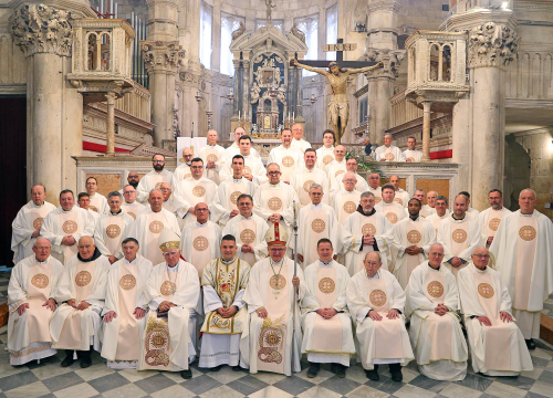 Fotografija 8 - Održana misa posvete ulja u katedrali sv. Jakova