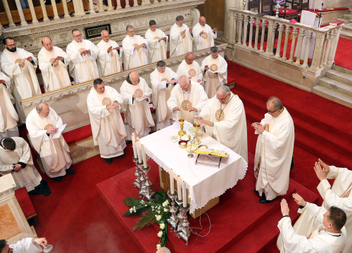 Fotografija 12 - Održana misa posvete ulja u katedrali sv. Jakova
