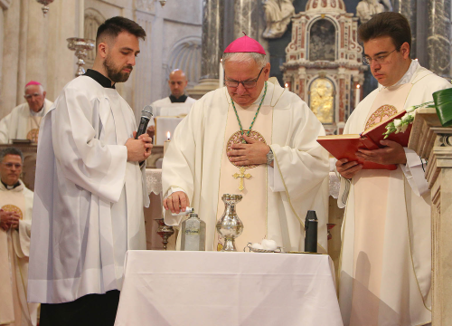 Fotografija 18 - Održana misa posvete ulja u katedrali sv. Jakova