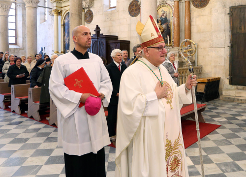 Fotografija 22 - Održana misa posvete ulja u katedrali sv. Jakova
