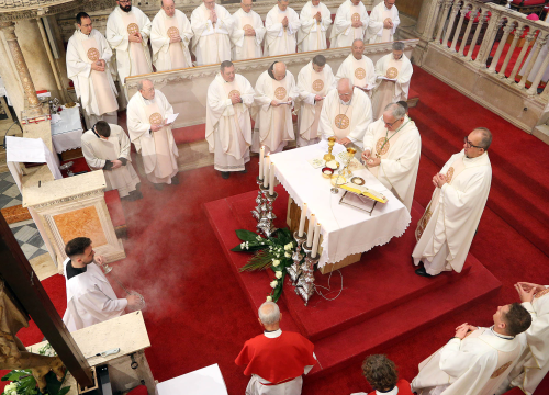 Fotografija 23 - Održana misa posvete ulja u katedrali sv. Jakova