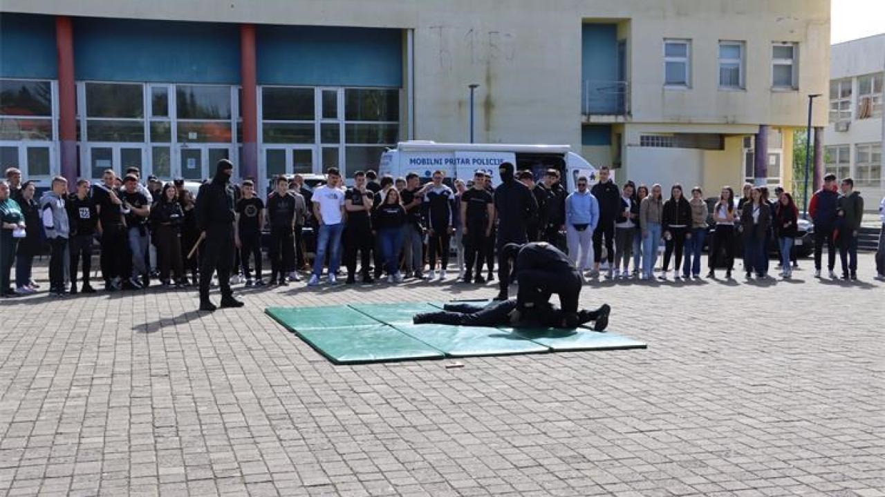 Održana kampanja 'Budi zakon': Policajci predstavili svoje zanimanje učenicima i građanima