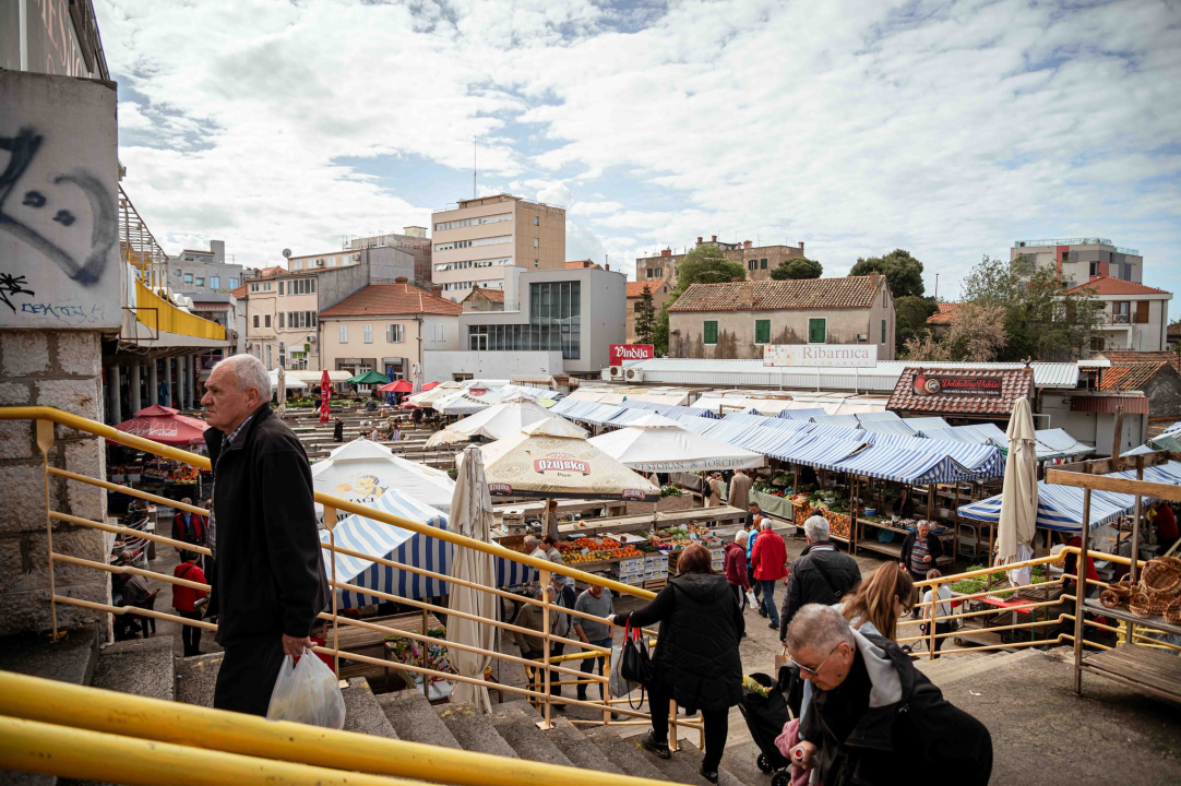Veliki petak na šibenskoj pijaci: Traži se meso i zelenje, na peškariji nema gužve