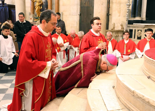 Fotografija 13 - Obredi Velikog petka u Šibeniku: Održana tradicionalna procesija i molitva u katedrali