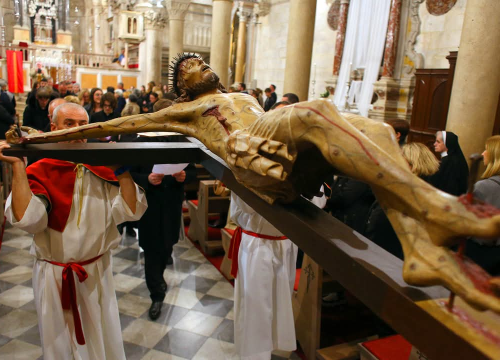 Fotografija 6 - Obredi Velikog petka u Šibeniku: Održana tradicionalna procesija i molitva u katedrali