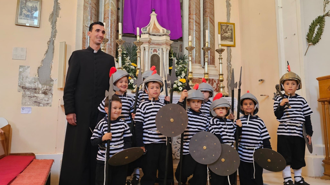 Male Žudije u crkvi Velike Gospe: Mališani iz tribunjske Masline sudjelovali u običaju čuvanja Isusova groba