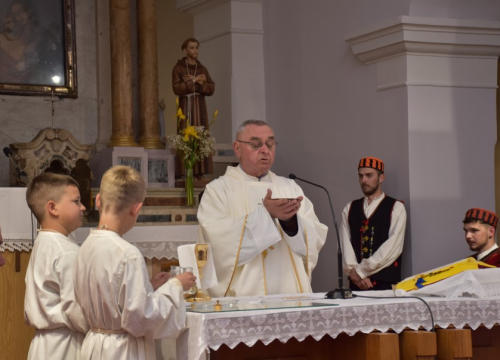 Fotografija 5 - Župljani Marijina Uznesenja i ove godine uprizorili čuvanje Kristova groba