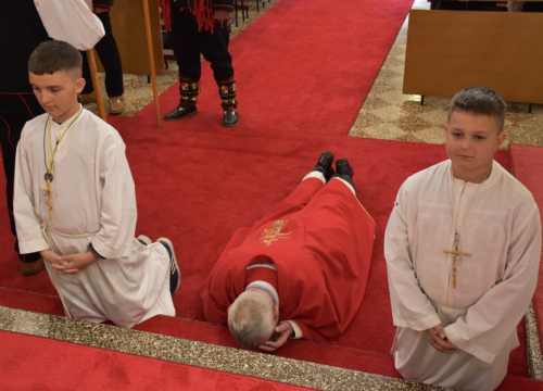 Fotografija 9 - Župljani Marijina Uznesenja i ove godine uprizorili čuvanje Kristova groba