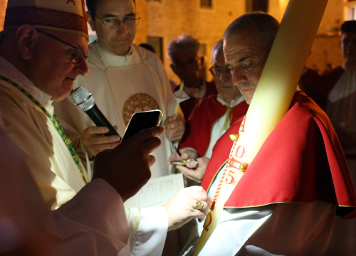 Fotografija 8 - Biskup Rogić predvodio vazmeno bdijenje u katedrali