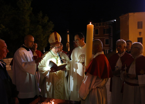 Fotografija 6 - Biskup Rogić predvodio vazmeno bdijenje u katedrali