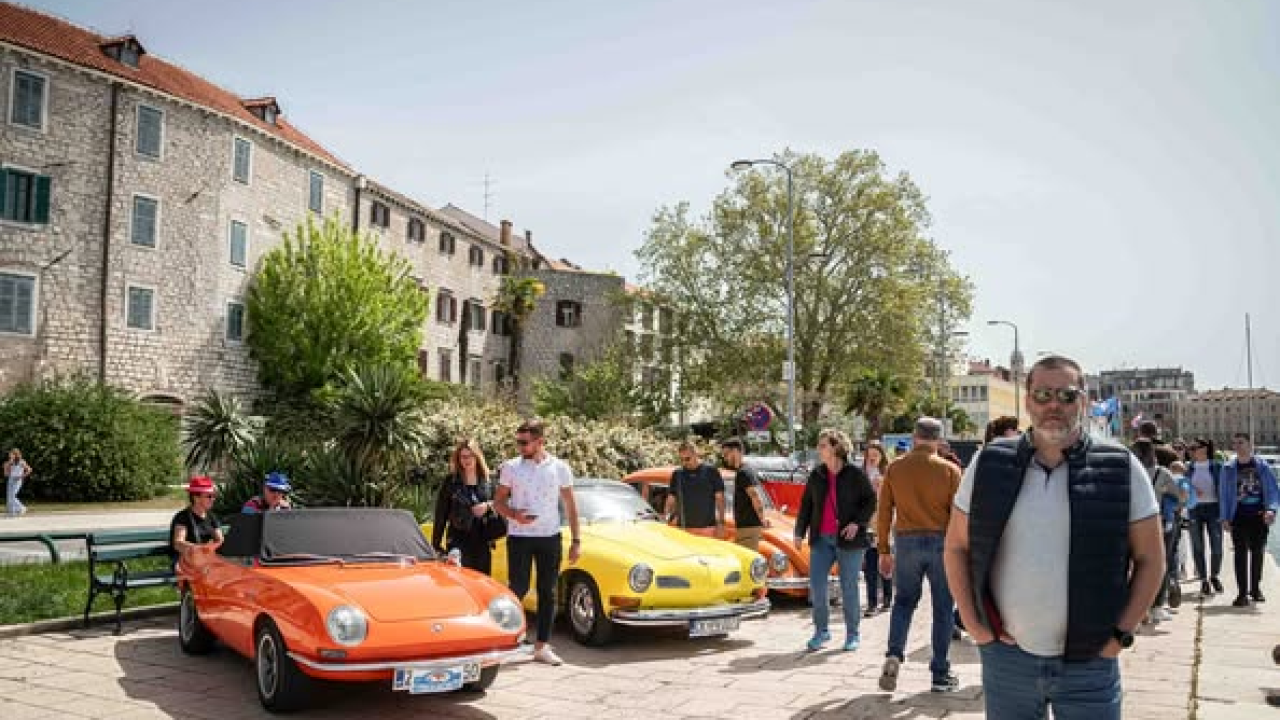 Oldtimeri jutros su privukli pažnju svih onih koji su se našli na rivi