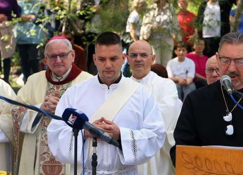 Fotografija 3 - Uskrsno slavlje na Krki okupilo vjernike iz cijele Hrvatske