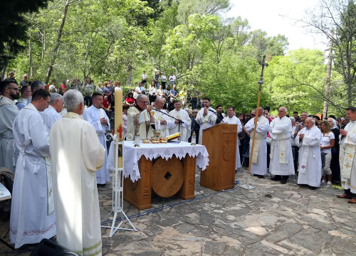 Fotografija 4 - Uskrsno slavlje na Krki okupilo vjernike iz cijele Hrvatske