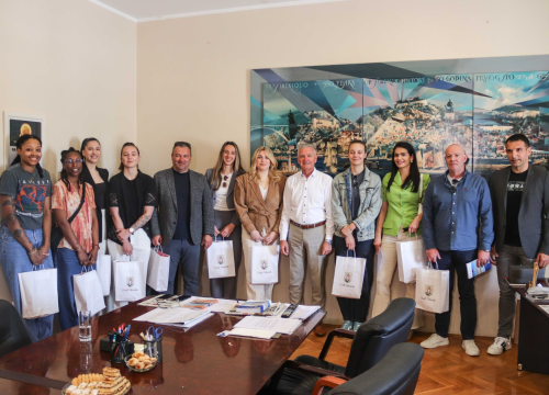 Šibenske košarkašice posjetile gradonačelnika Burića: 'Ovaj rezultat ponos je cijelog grada'