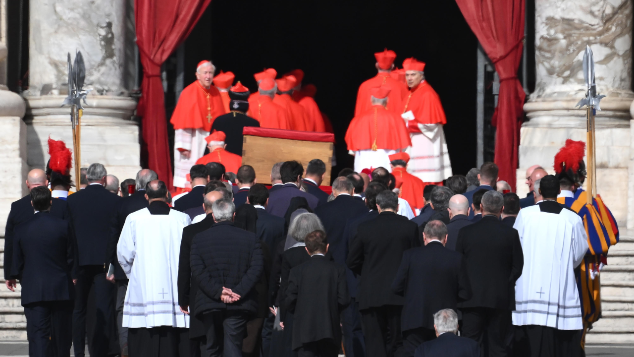 Golem broj ljudi očekuje se drugi dan odavanja počasti papi prije pogreba