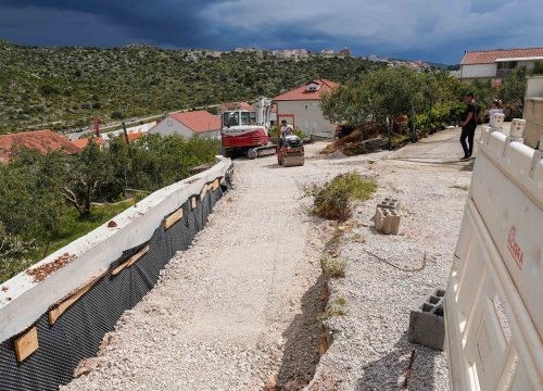 Fotografija 4 - Željko Burić provjerio kako napreduju radovi u Crnici: 'Cilj nam je da svaki naš kvart dobije urbanu infrastrukturu'