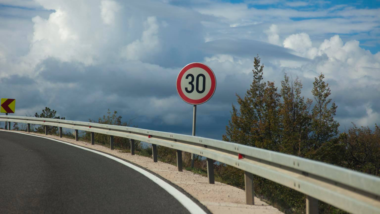 Kolnici mokri i skliski, a zbog vjetra na Jadranskoj magistrali vozi se otežano
