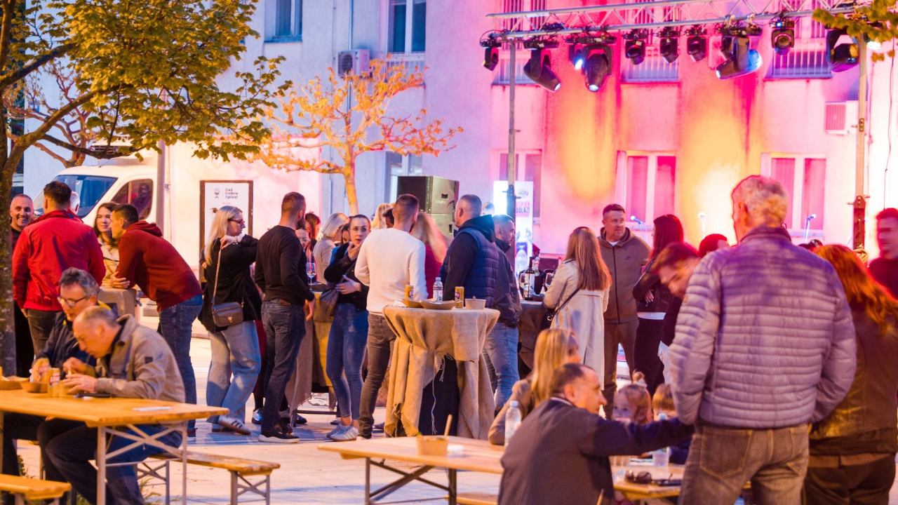 'Baš dobra spiza' oduševila Drniš uz mirise tradicije i dobru zabavu