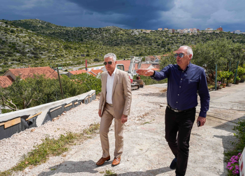Fotografija 3 - Željko Burić provjerio kako napreduju radovi u Crnici: 'Cilj nam je da svaki naš kvart dobije urbanu infrastrukturu'