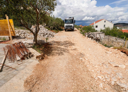 Fotografija 2 - Željko Burić provjerio kako napreduju radovi u Crnici: 'Cilj nam je da svaki naš kvart dobije urbanu infrastrukturu'