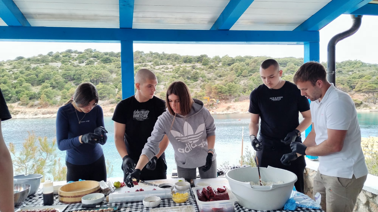 Japanska kulinarska čarolija na Kapriju: Učenici šibenskog TUŠ-a učili od chefa Enrica Krluka