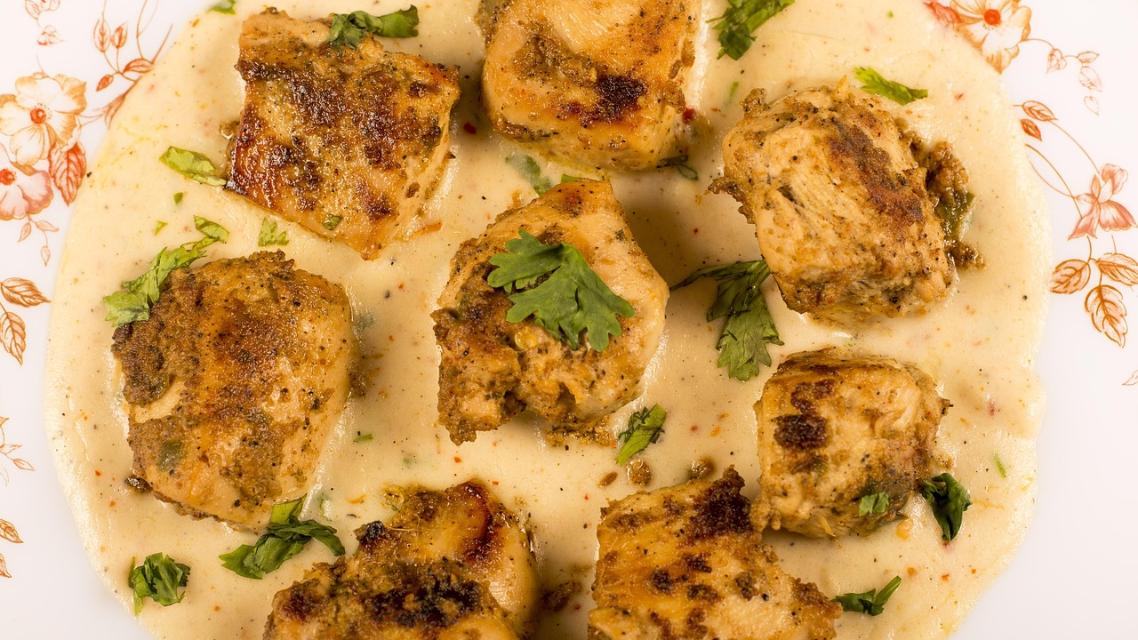 Gotovo za pola sata: Isprobajte recept za sočna pileća prsa u aromatičnom umaku