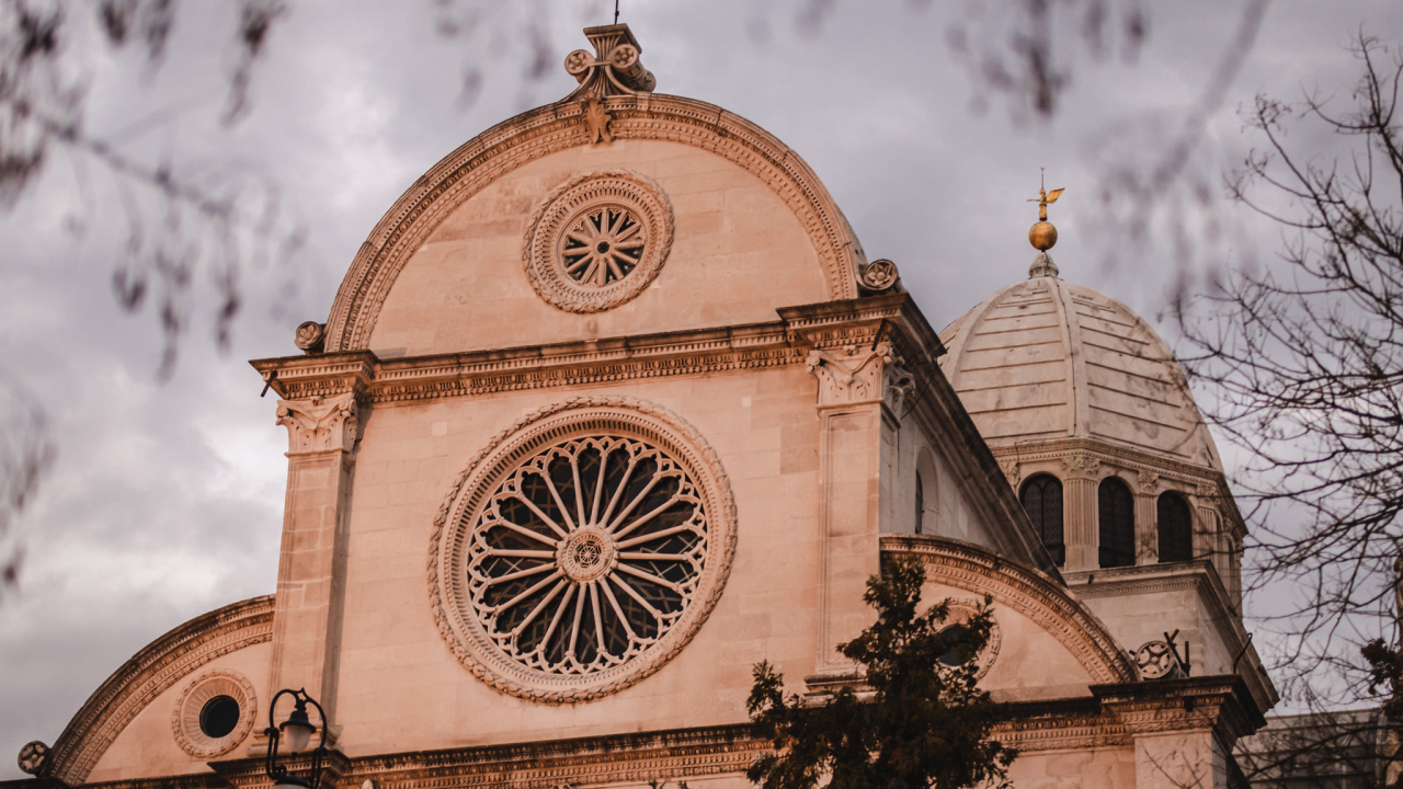 U šibenskoj katedrali održana misa zadušnica za papu Franju