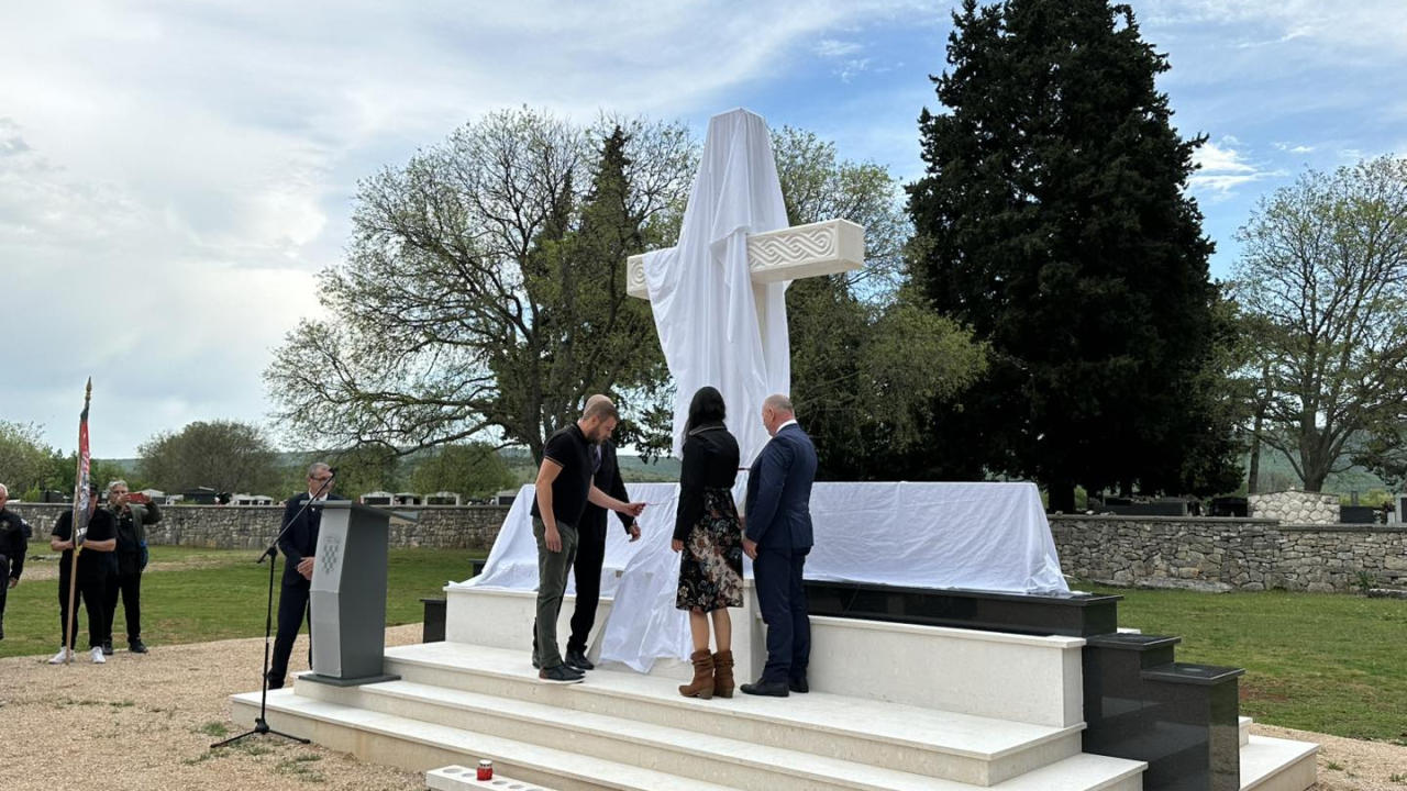 U Mirlović Zagori otkriven spomenik poginulim braniteljima