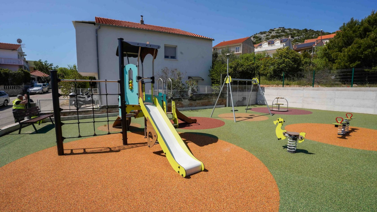 Prije 12 godina tinejdžeri zaželjeli dječje igralište u Jurasima. Danas je otvoreno