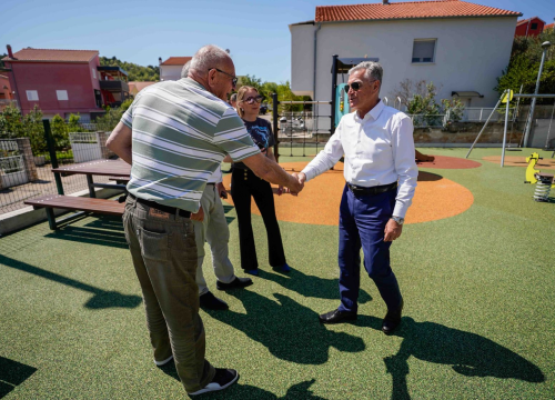 Fotografija 3 - Otvoreno igralište u Jurasima