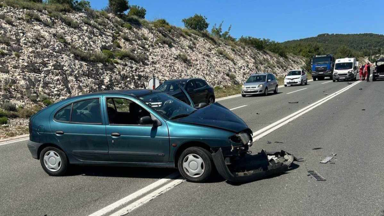 U prometnoj nesreći 'na tri trake' sudjelovala dva vozila