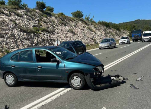 U prometnoj nesreći 'na tri trake' sudjelovala dva vozila