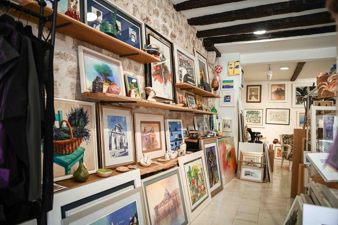 U Galeriji Juraj Dalmatinac ulovite remek djela poznatih hrvatskih slikara po pristupačnim cijenama