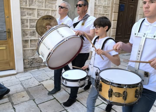 Fotografija 6 - Šibenska narodna glazba budnicom obilježila 1. svibnja, fešte diljem županije