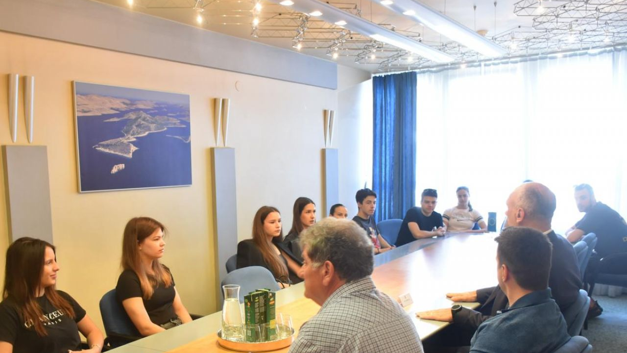 Maturanti Ekonomske škole kod župana Jelića: Upoznavanje s gospodarskim potencijalom županije