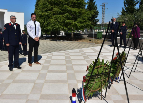 Fotografija 5 - Polaganjem vijenaca obilježen Međunarodni dan vatrogasaca i blagdan sv. Florijana