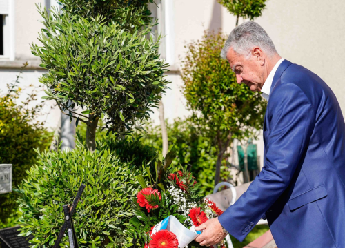 Fotografija 7 - Ispred Vatrogasnog doma odana počast stradalim i preminulim vatrogascima