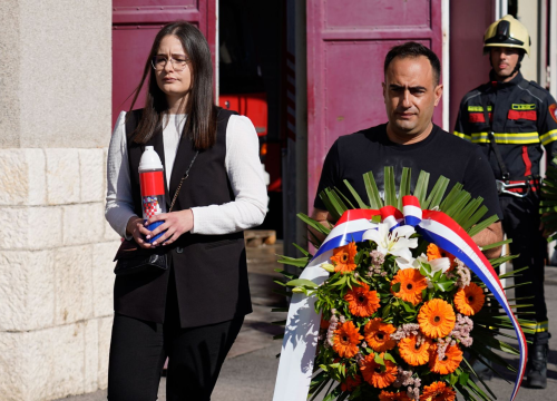 Fotografija 2 - Ispred Vatrogasnog doma odana počast stradalim i preminulim vatrogascima