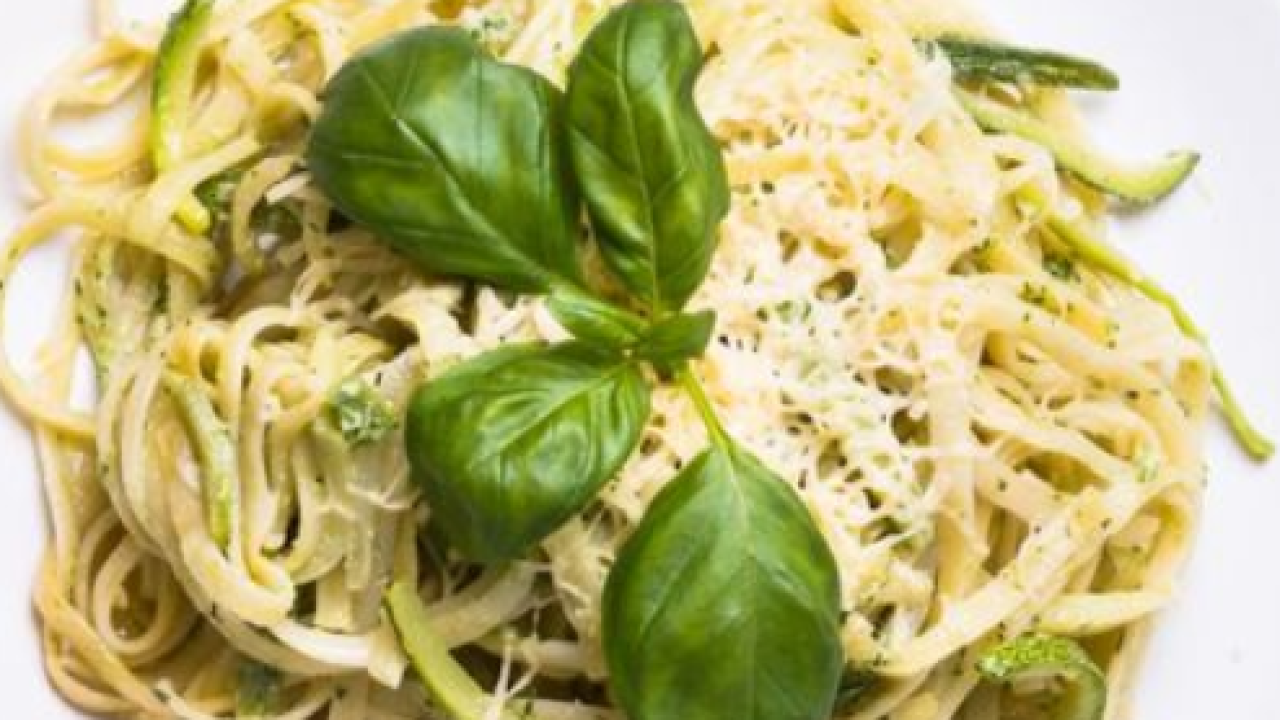 Lagana tjestenina s tikvicama, bosiljkom i limunom